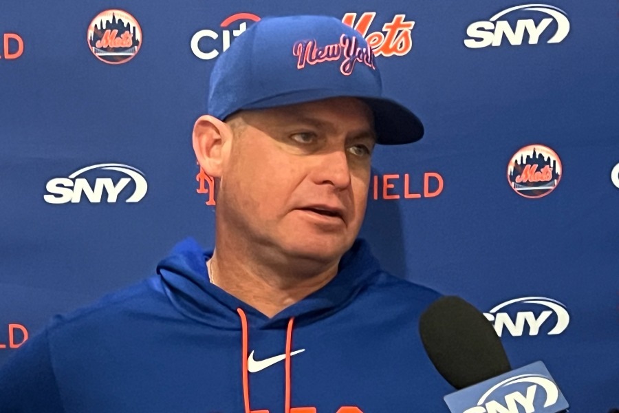 試合前、取材に応じたメッツのカルロス・メンドーサ監督【写真：小谷真弥】