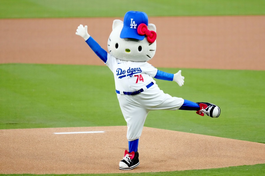 始球式を行ったハローキティ【写真:黒澤崇】