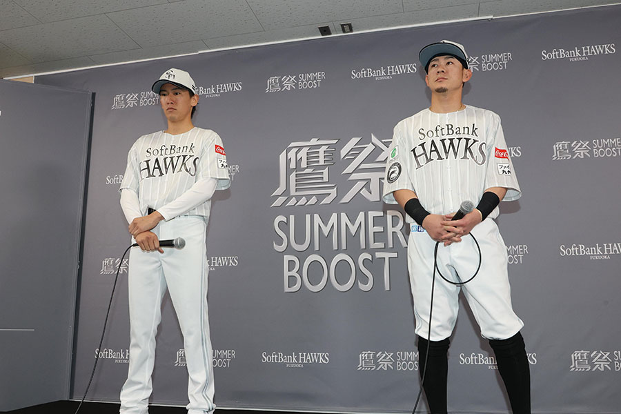 会見に参加したソフトバンク・大津亮介（左）と牧原大成【写真：栗木一考】