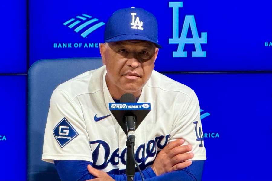 試合後、取材に応じたドジャースのデーブ・ロバーツ監督【写真：小谷真弥】