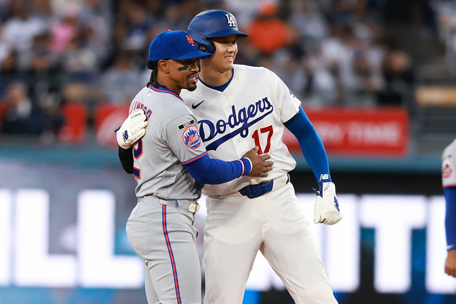 メッツのフランシスコ・リンドーア(左)と談笑するドジャース・大谷翔平【写真:MLB公式Xより】