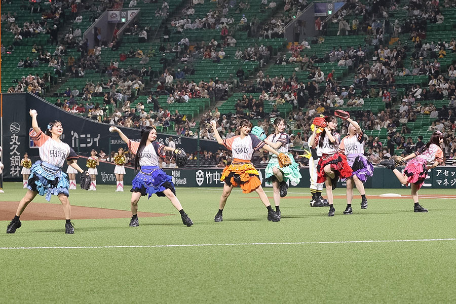 楽天戦前に始球式を行った「CANDY TUNE」【写真:栗木一考】