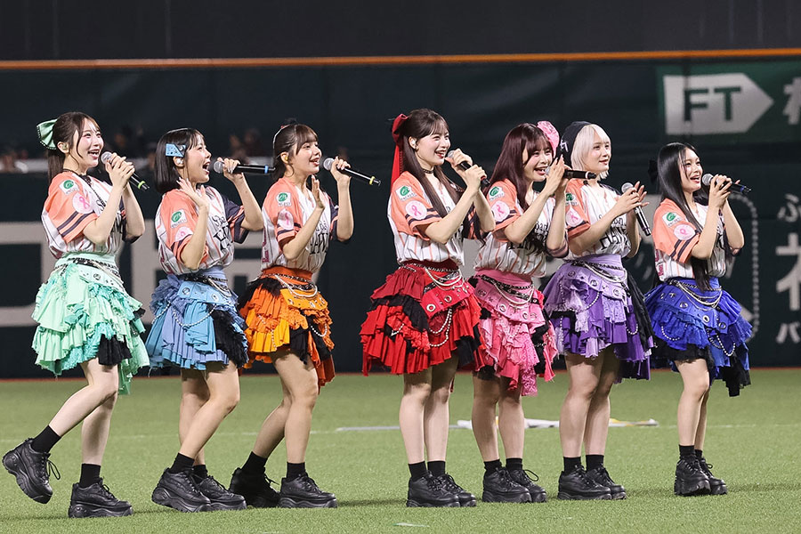 楽天戦前に始球式を行った「CANDY TUNE」【写真:栗木一考】