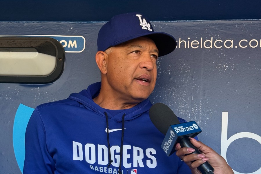 試合前の取材に応じたドジャースのデーブ・ロバーツ監督【写真：小谷真弥】