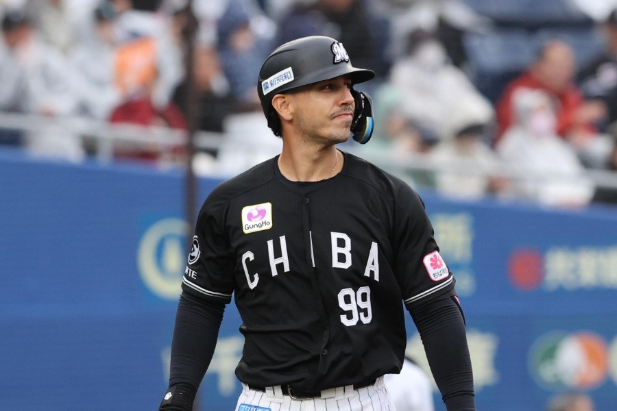 ロッテの新キャプテンに就任したネフタリ・ソト【写真：栗木一考】