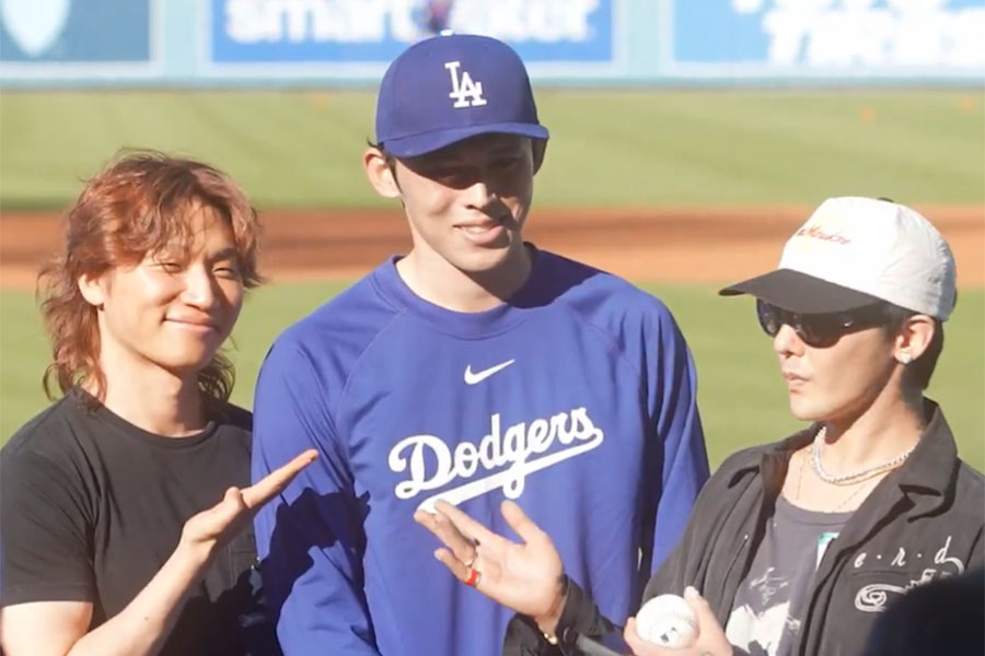 ドジャース・佐々木朗希(写真中央)と「BIGBANG」のG-Dragon、D-LITE【写真:MLB公式Xより】