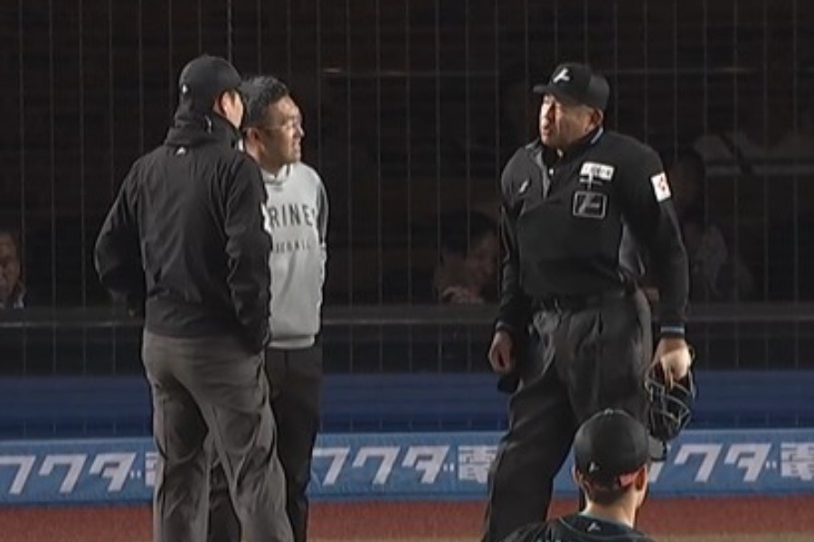 折れたバットが球審に直撃【画像:パーソル パ・リーグTV】