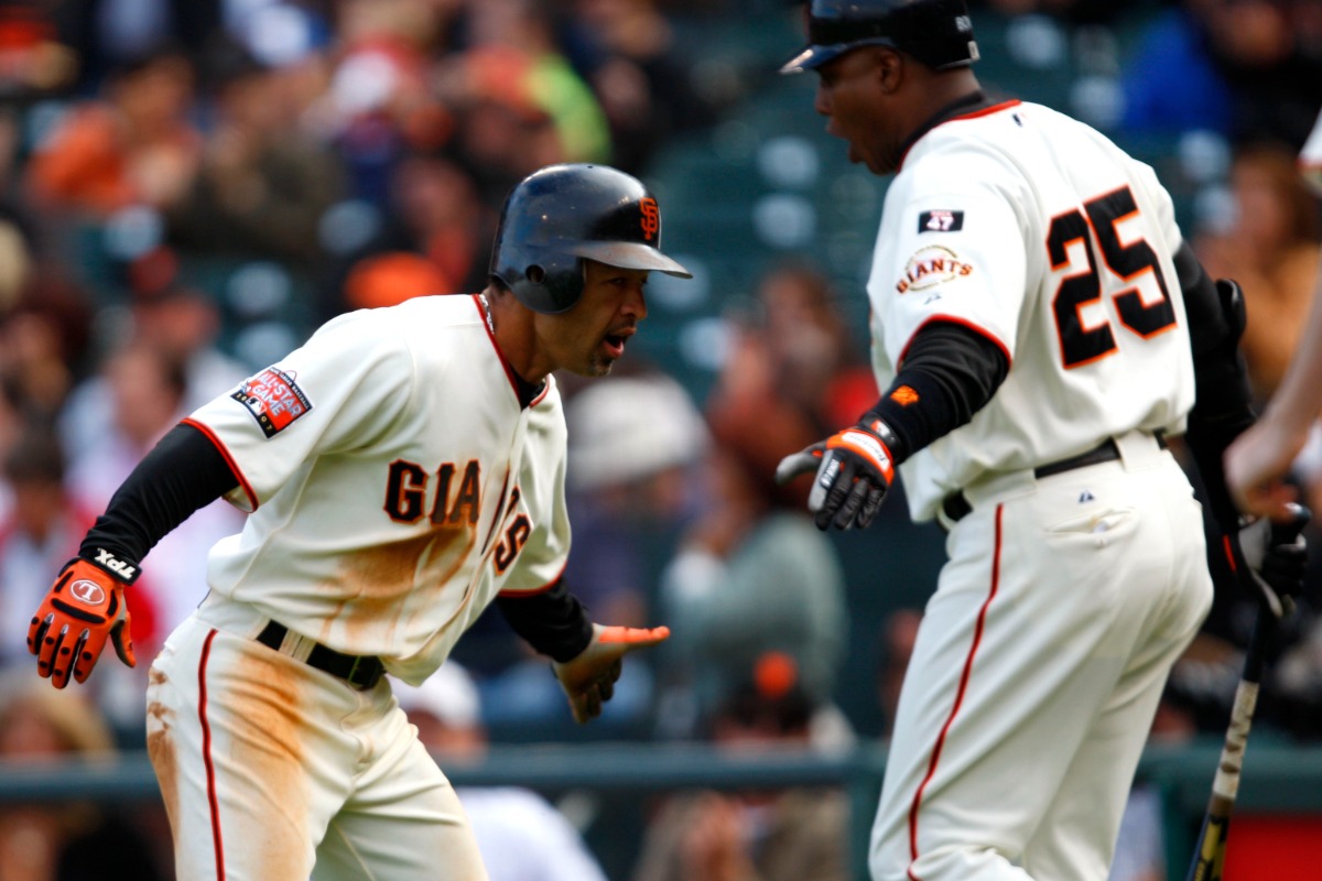 ハイタッチを交わすジャイアンツ時代のデーブ・ロバーツ(左)とバリー・ボンズ(2007)【写真:アフロ】