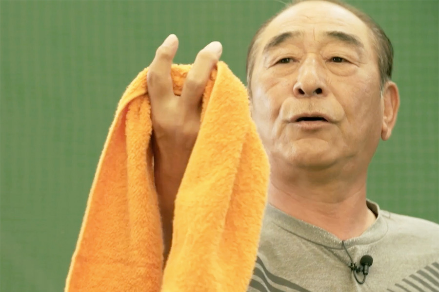 タオルシャドーを実演する佐藤義則氏【写真：編集部】