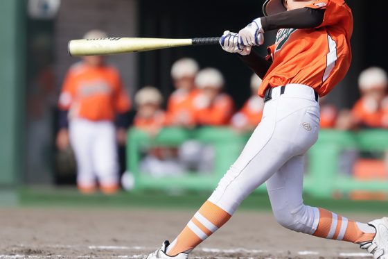 正確にミートできない原因は“ブレ”　体幹で打つ感覚を養う「バランスボールドリル」