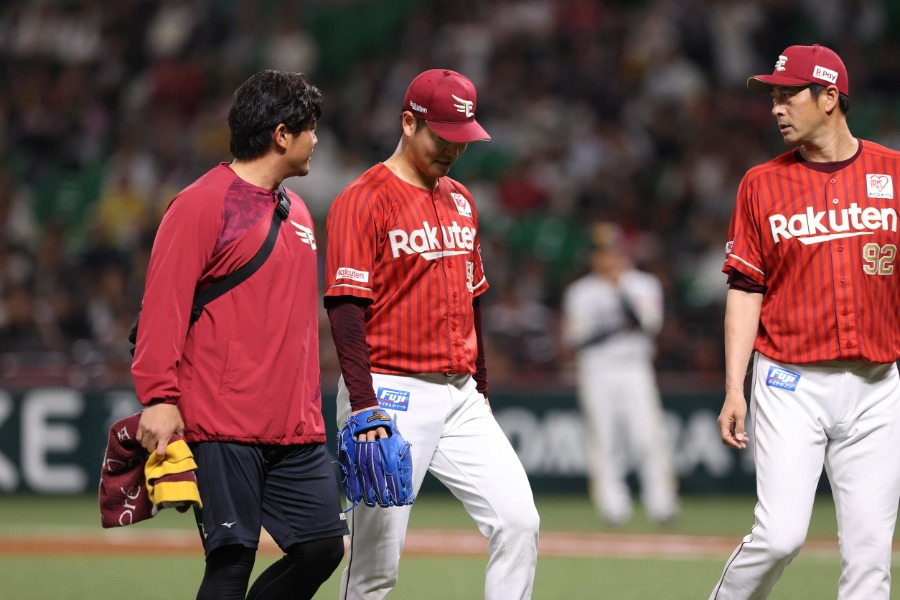 ソフトバンク戦で降板する楽天・鈴木翔天【写真:栗木一考】