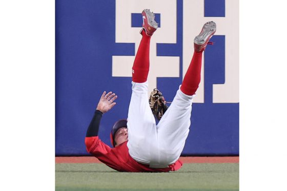 広島に新たな“忍者”爆誕　衝撃の安打“強奪”の超美技…理解不能の跳躍力は「バケモン」