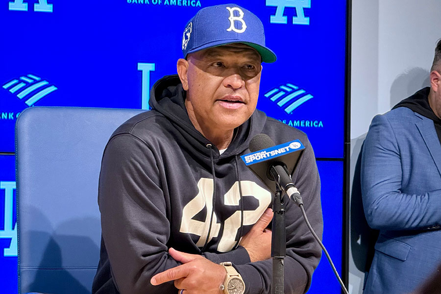 試合前の取材に応じたドジャースのデーブ・ロバーツ監督【写真：小谷真弥】