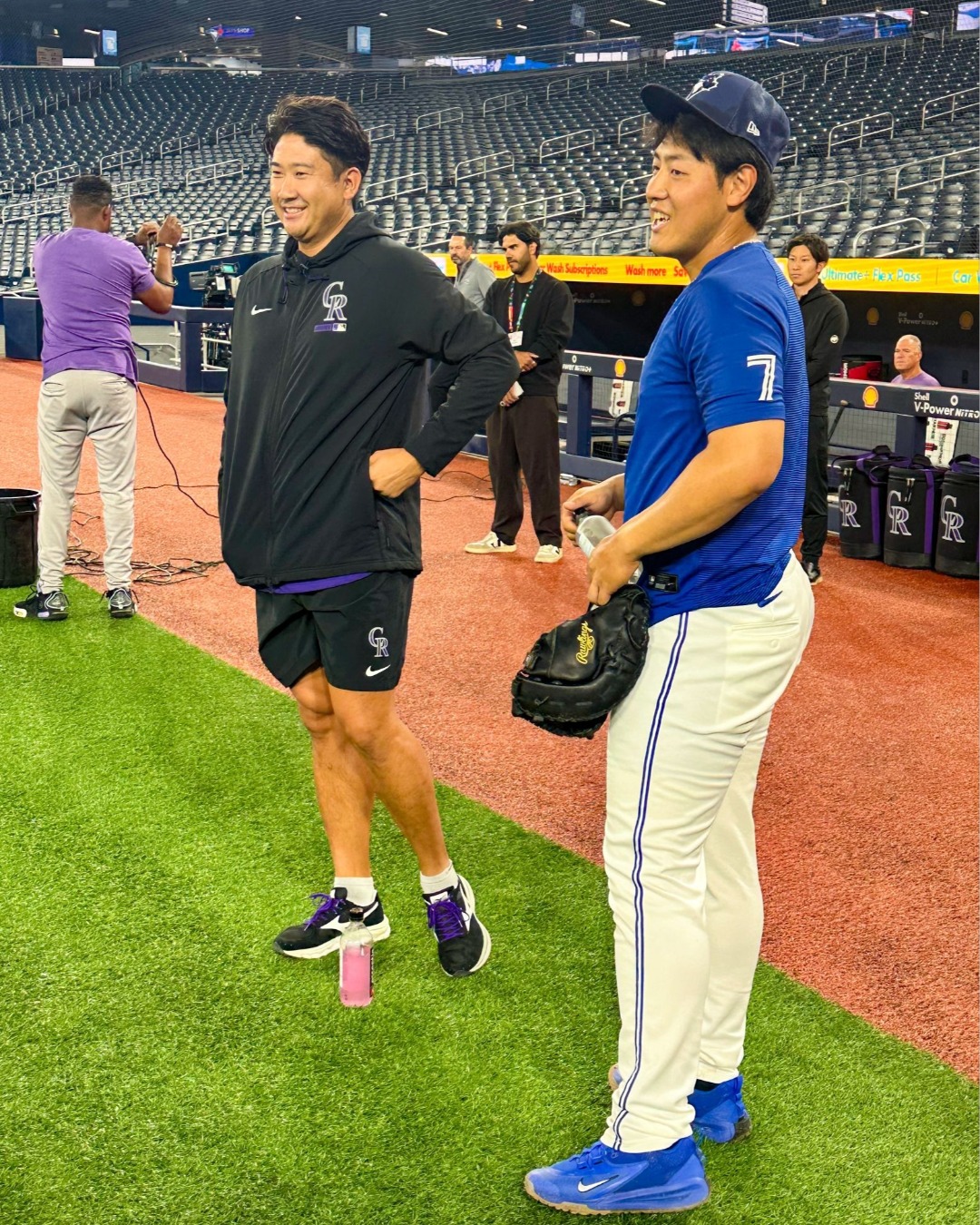 初対戦の翌日にフィールドで談笑した菅野智之（左）と岡本和真【写真：木崎英夫】