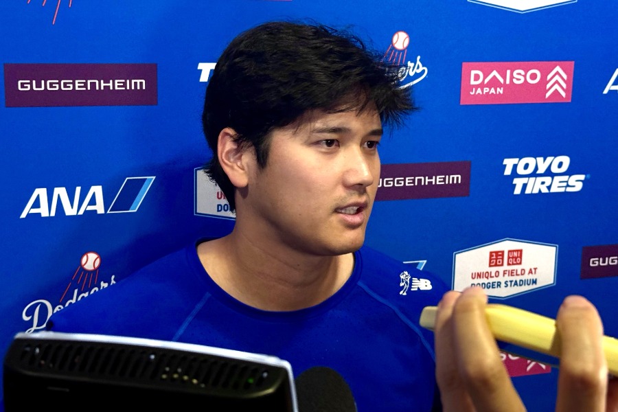 取材に応じるドジャース・大谷翔平【写真：小谷真弥】
