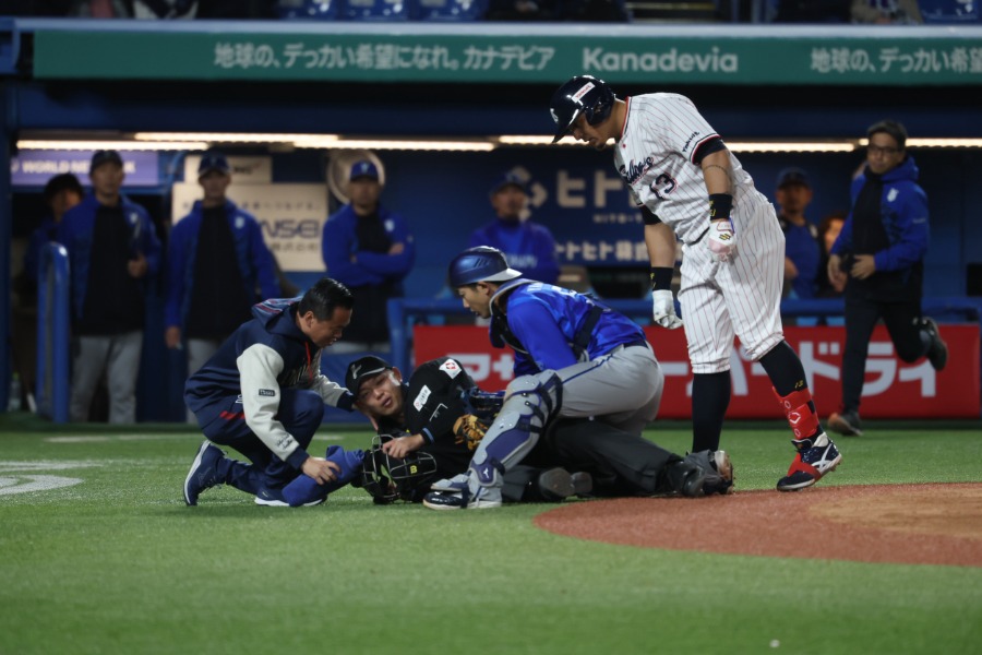 球審にバット直撃で試合中断【写真:加治屋友輝】