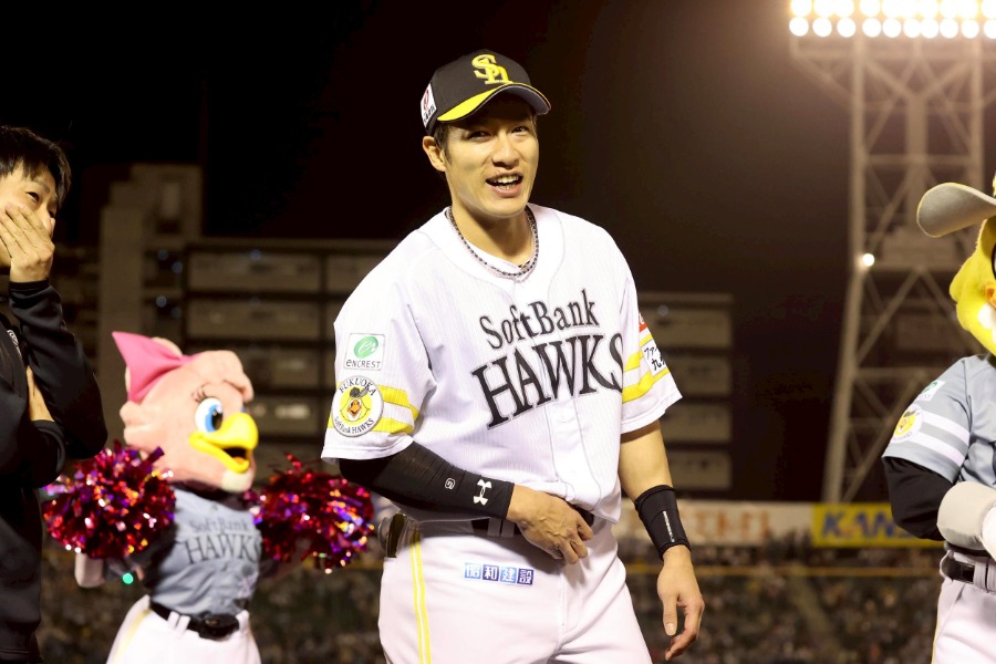 お立ち台に上がったソフトバンク・柳田悠岐【画像：パーソル パ・リーグTV】