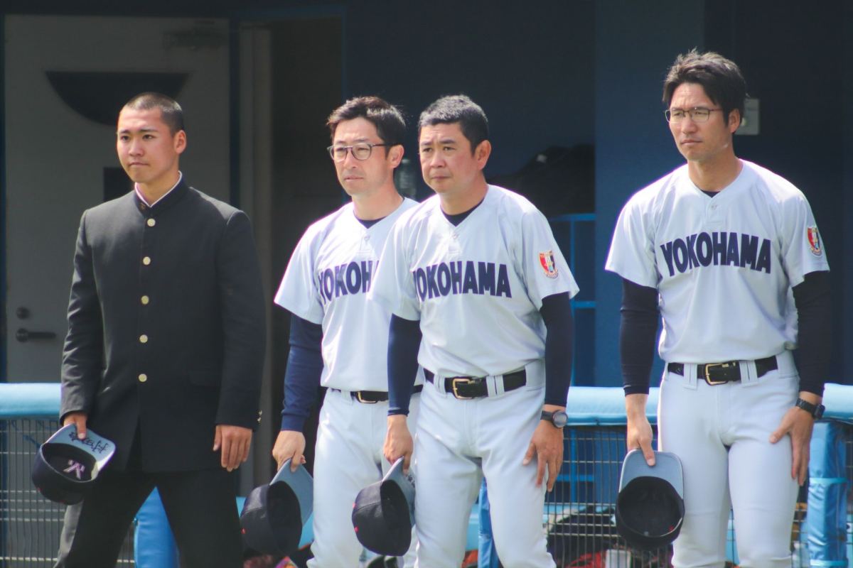 横浜の（右から）高山大輝部長、村田浩明監督、吉成徹コーチ、高濱晴翔マネジャー【写真：大利実】