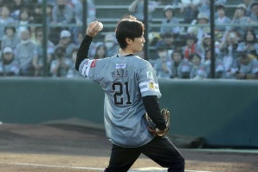 セレモニアルピッチを行った元ソフトバンク・和田毅氏【写真：栗木一考】