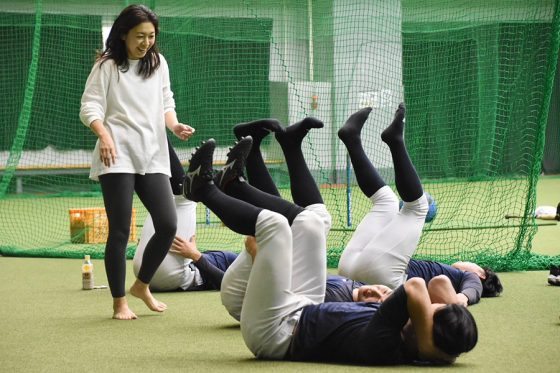 硬い筋肉ほぐれ「感覚が全く違う」　爆発ブームの“運動法”…野球にもたらす絶大効果