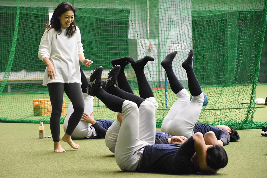 青森大の選手を指導する玉城奈緒子さん【写真：川浪康太郎】