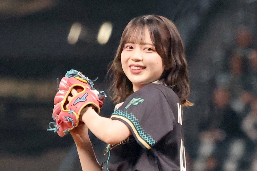 ファーストピッチを務めたAKB48メンバーの川村結衣さん【写真提供：産経新聞社】
