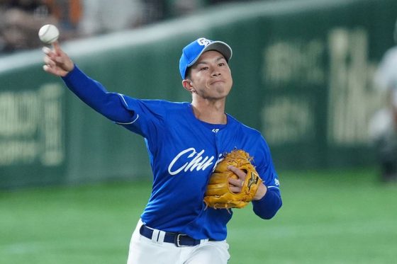 中日・福永にアクシデント　打球追いかけカメラマン席へ→動けずに担架で搬送→緊急交代、甲子園騒然