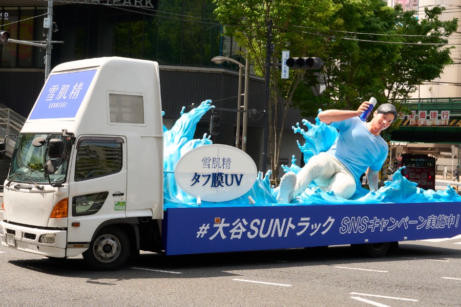 リアルな巨大3Dビジュアルで大谷翔平を再現したトラック【写真提供：株式会社コーセー】