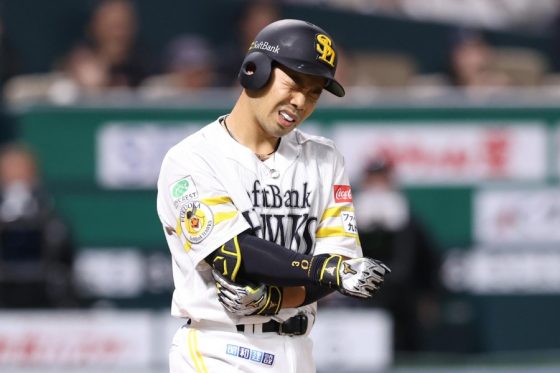 鷹・近藤健介、3回で途中交代　第1打席は右肘付近に死球→苦悶…本拠地どよめき