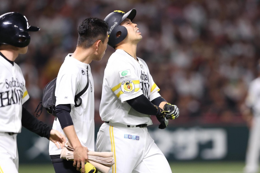 オリックス戦で死球を受けたソフトバンク・近藤健介【写真：栗木一考】