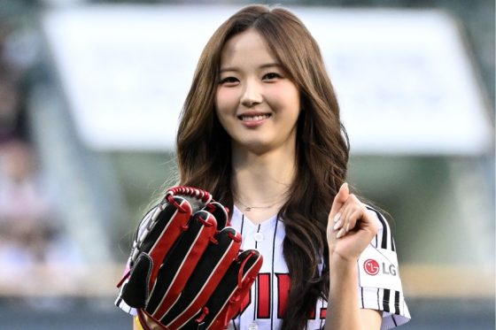 へそ出し豪快投球が「まるで天使」　プロ野球に降臨した美女に興奮「マウンドで輝く清純美貌」