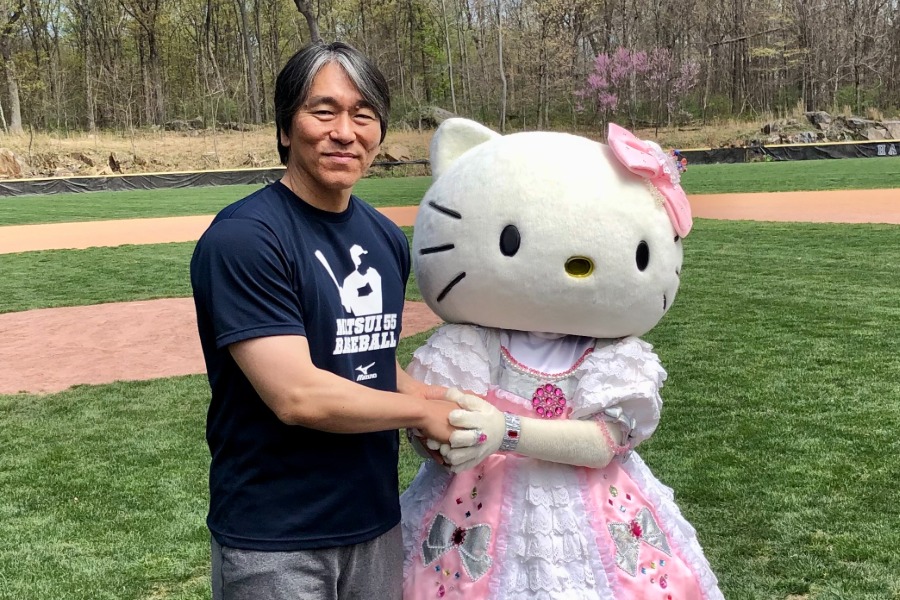 野球教室に参加し、ハローキティと写真を撮る松井秀喜氏【写真：編集部】