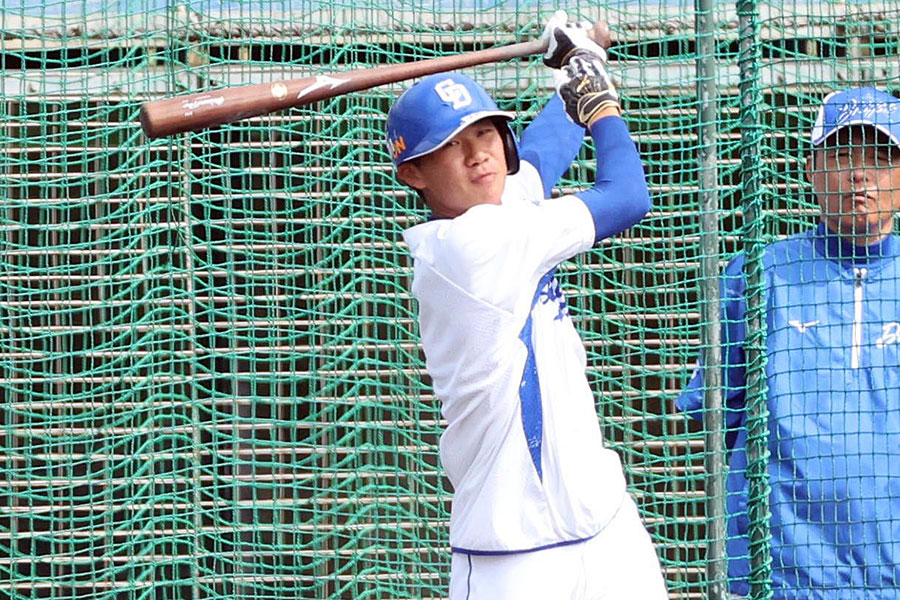 春季キャンプで汗を流す中村【写真：栗木一孝】