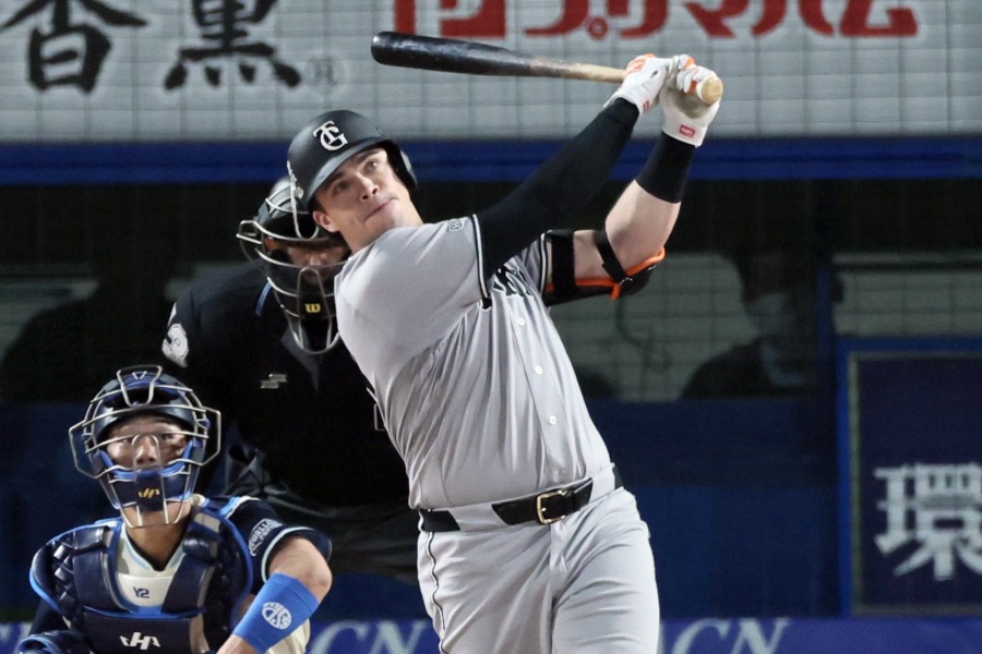 5号ソロを放った巨人のボビー・ダルベック【写真提供：産経新聞社】