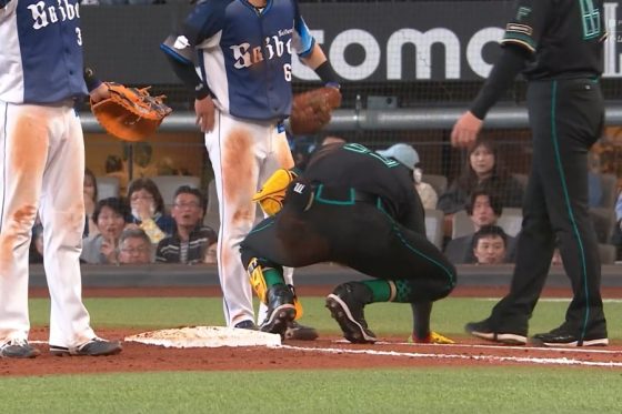 日本ハムにアクシデント…水谷瞬に送球直撃　一ゴロもバックホームが腕付近に、球場騒然