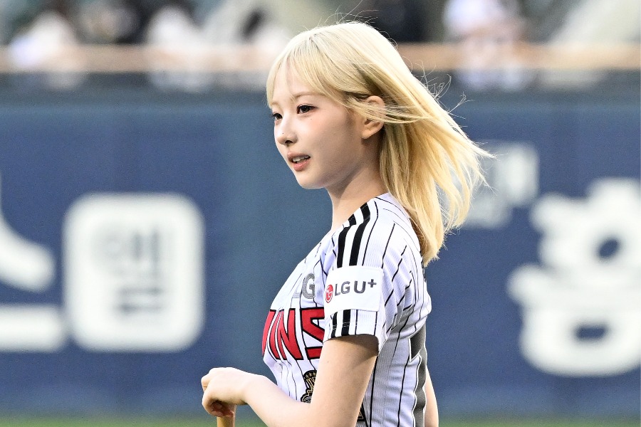 始球式に登場した「tripleS」のチョン・ハヨンさん【写真：アフロ】