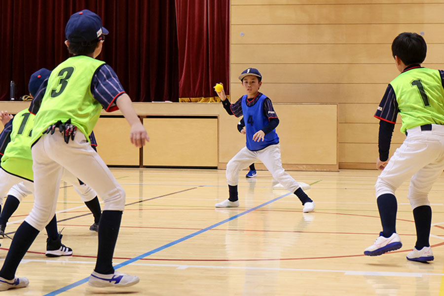 「投げダイヤ鬼」をする様子【写真：伊藤賢汰】