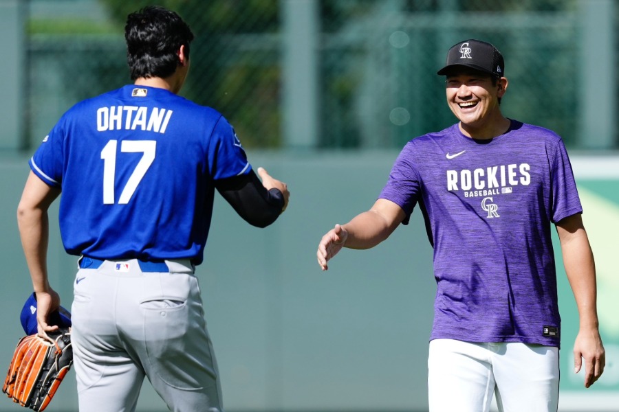 試合前に再開したドジャース・大谷翔平（左）とロッキーズ・菅野智之【写真：黒澤崇】