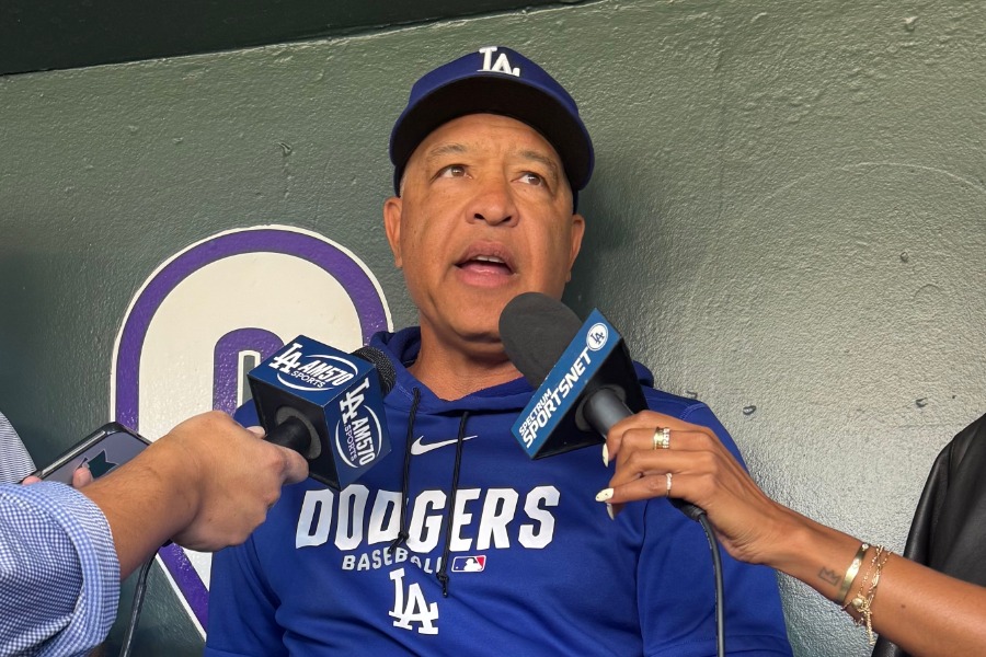 試合前、取材に応じるドジャースのデーブ・ロバーツ監督【写真：小谷真弥】