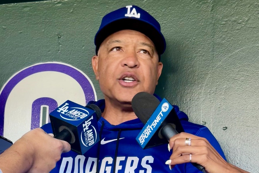 試合前、取材に応じるドジャースのデーブ・ロバーツ監督【写真：小谷真弥】
