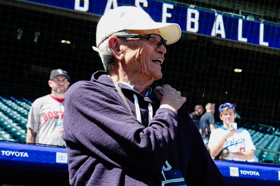 ロッキーズの本拠地クアーズフィールドを訪問した権藤博氏【写真：黒澤崇】