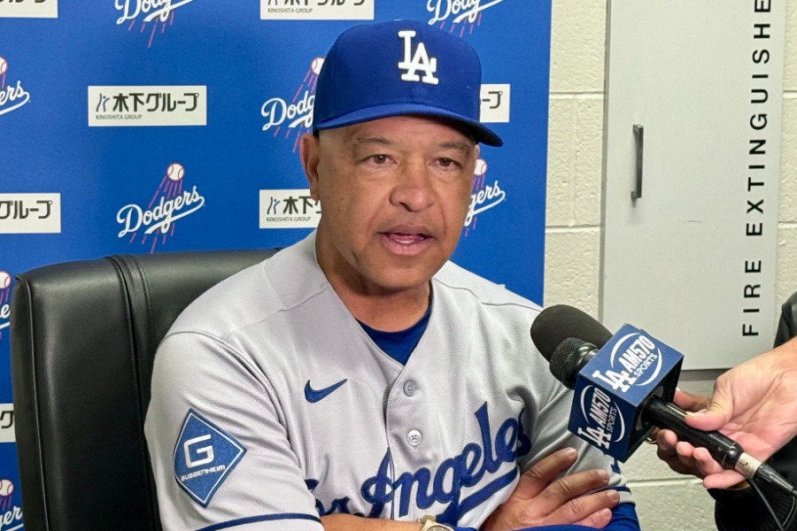 試合後、取材に応じたドジャースのデーブ・ロバーツ監督【写真：小谷真弥】