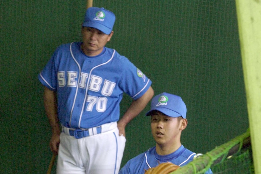 ブルペンで松坂大輔の投球を見守る西武・杉本正コーチ（左）【写真：産経新聞社】