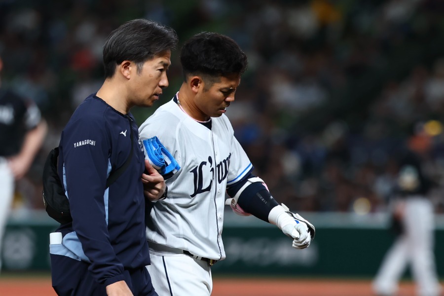 21日のソフトバンク戦で負傷交代した西武・桑原将志【写真：加治屋友輝】