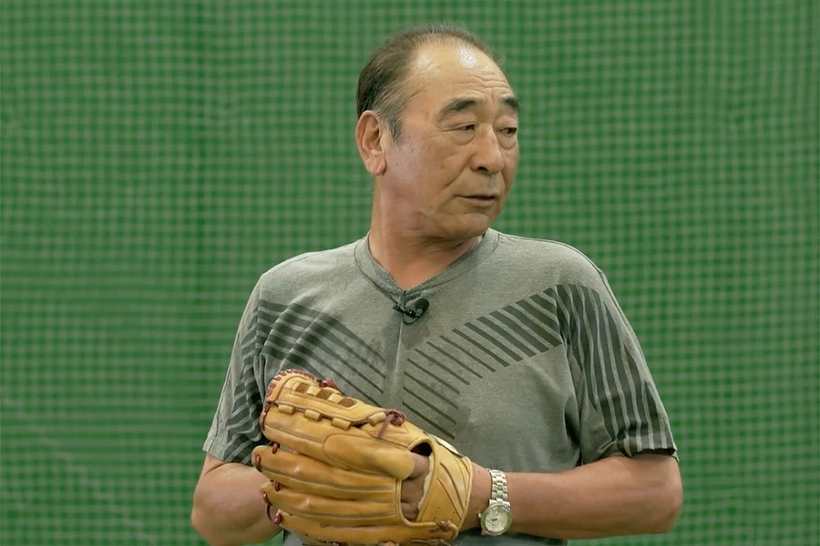 牽制動作を実演する佐藤義則氏【写真：編集部】