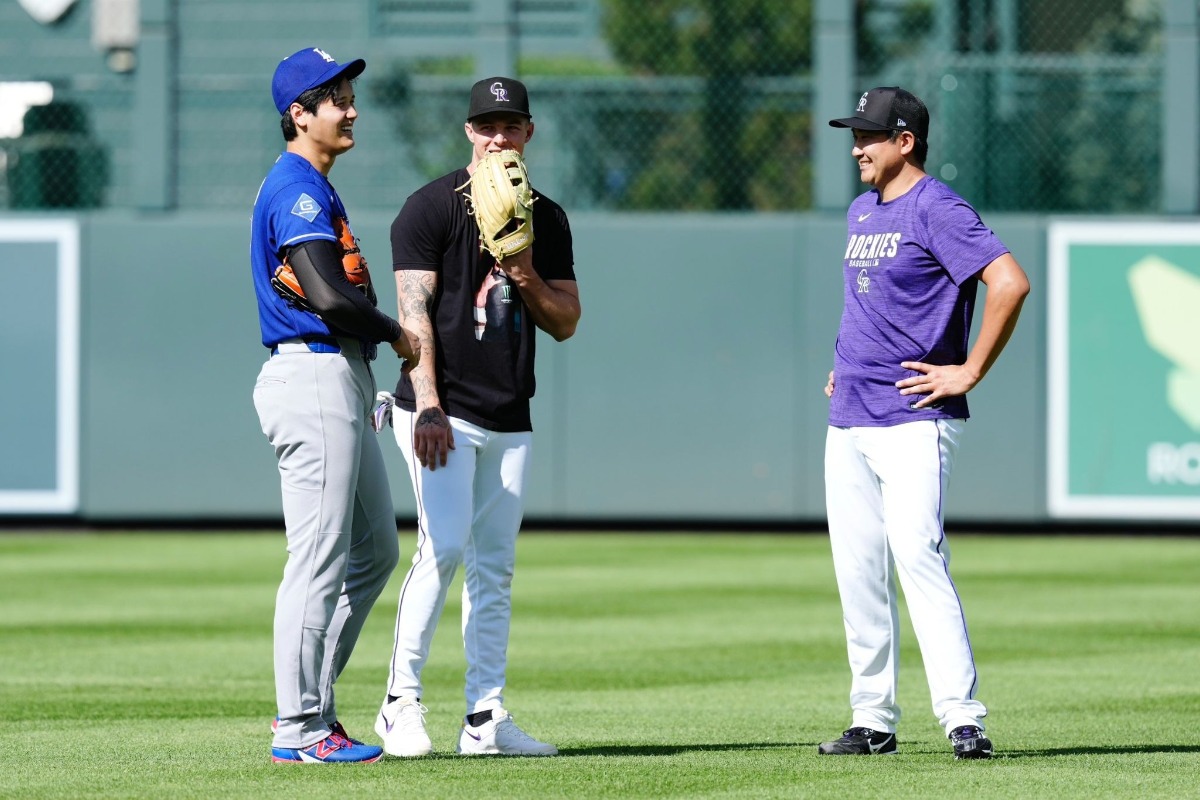 試合前練習の際にグラウンドで談笑した（左から）大谷翔平、モニアック、菅野智之【写真：黒澤崇】