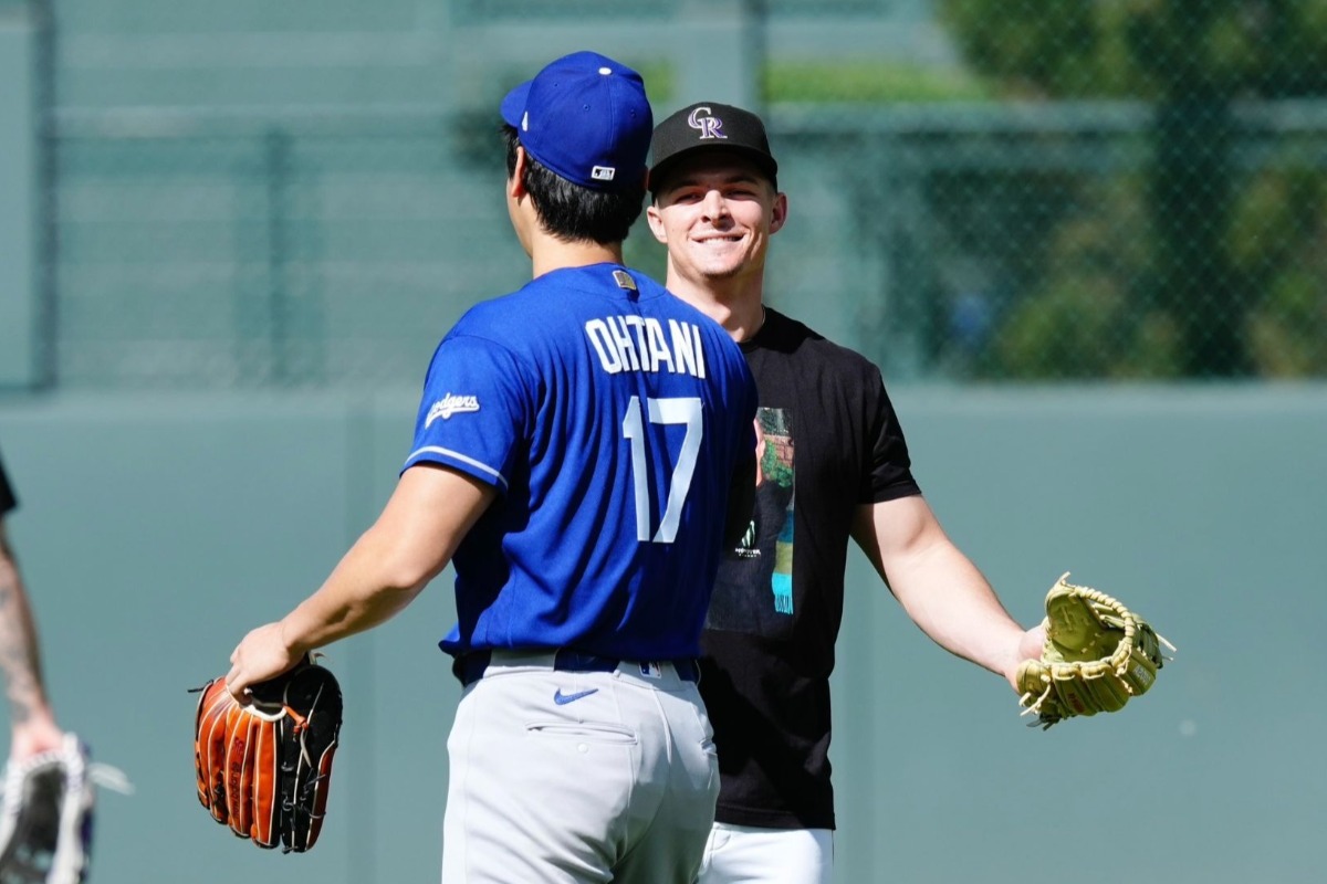 試合前に談笑する大谷翔平（手前）とミッキー・モニアック【写真：黒澤崇】