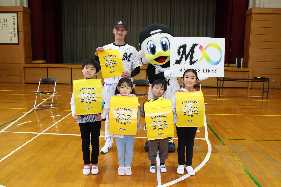 ロッテ・毛利海大が小学校でランドセルカバー配布【写真：球団提供】