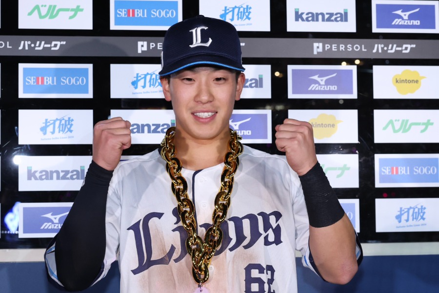 お立ち台に上がった西武・滝澤夏央【写真：加治屋友輝】