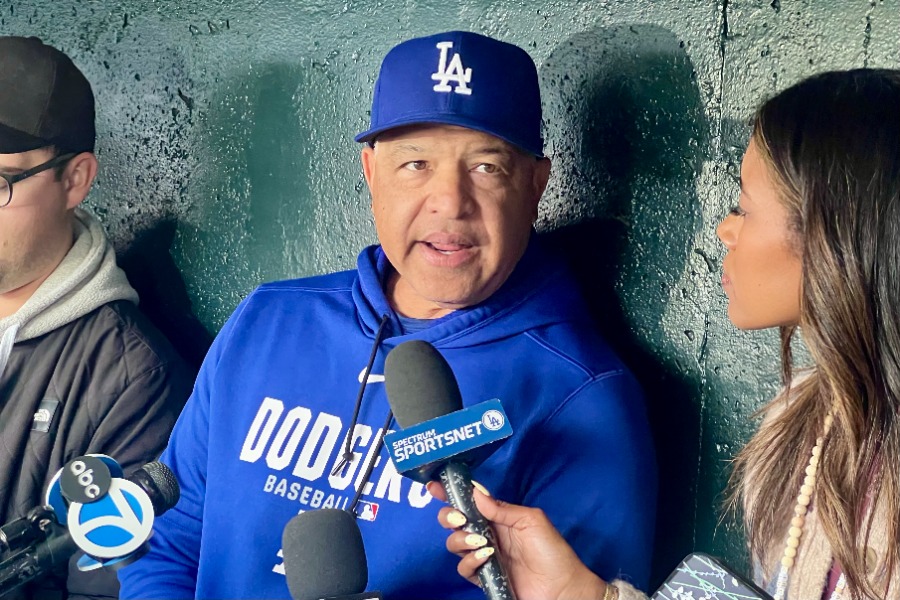 試合前、取材に応じるドジャースのデーブ・ロバーツ監督【写真：小谷真弥】